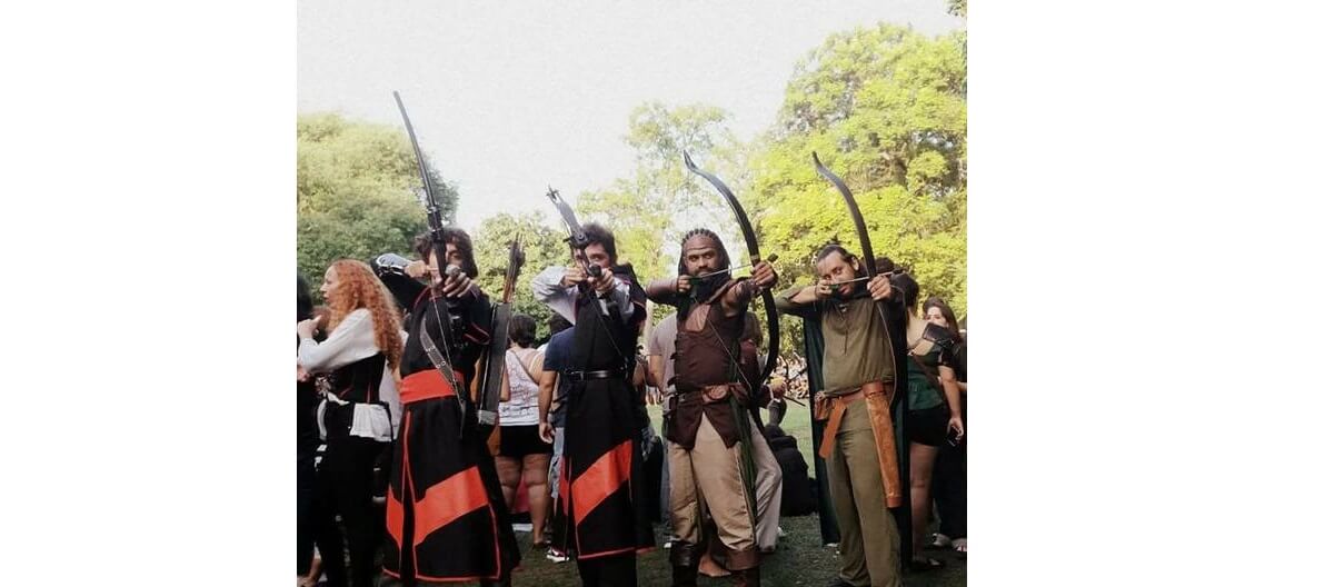 quatro arqueiros vestidos trandicionamento representando um ataque a um alvo imaginário para o LARP